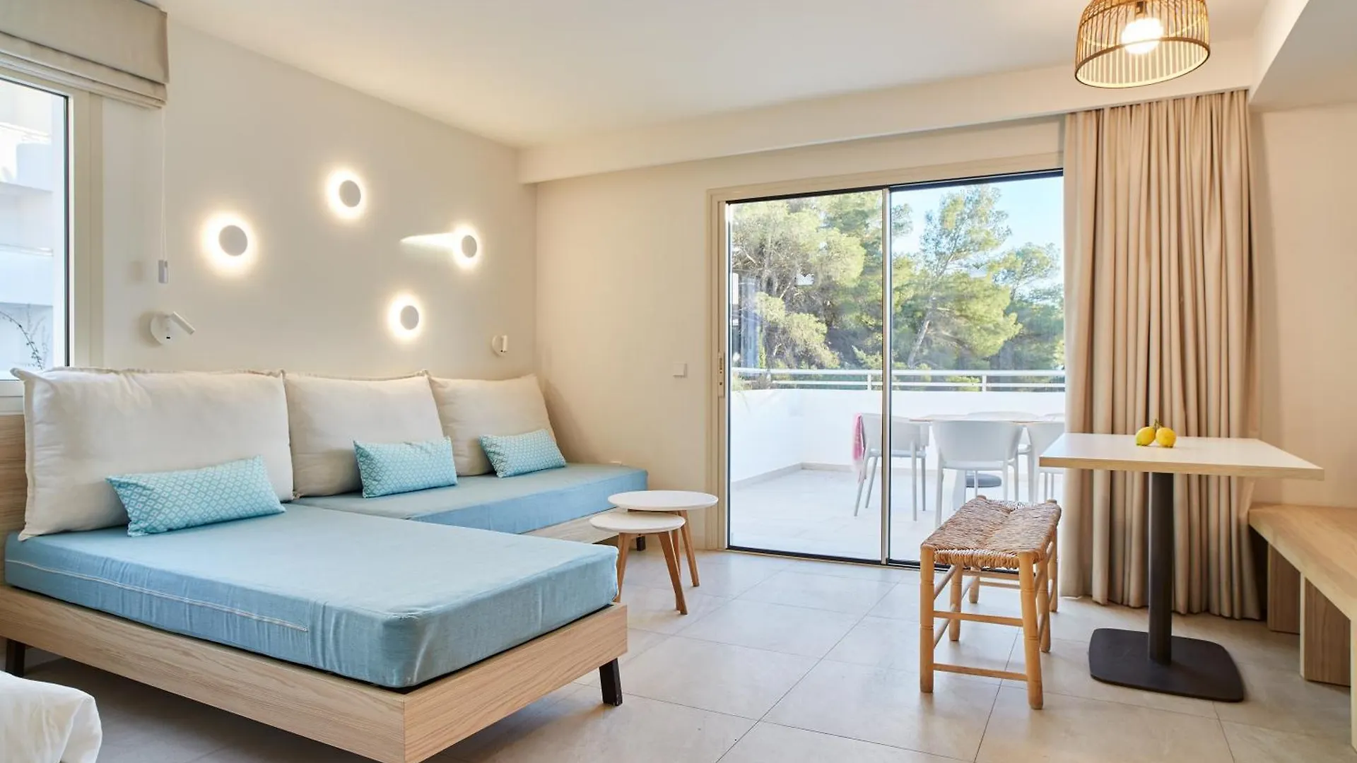 Apartamentos San Miguel Park & Esmeralda Mar Port de Sant Miguel Aparthotel